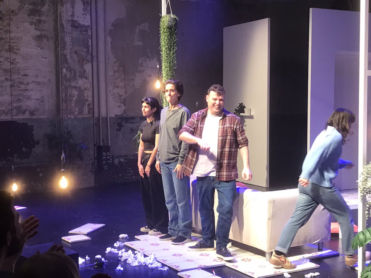 Plasmar el ciclo de una ruptura pero desde el cariño, que perdura. Clima de comedia romántica agridulce que plasman con acierto, ternura y oficio <a href="/roservilajosana/">Roser Vilajosana</a>, Artur Busquets y Patrícia <a href="/patoBargallo/">Patrícia Bargalló</a> en #L3Fontana <a href="/salabeckett/">Sala Beckett</a>. Preciosas miradas interiores también. #teatreros