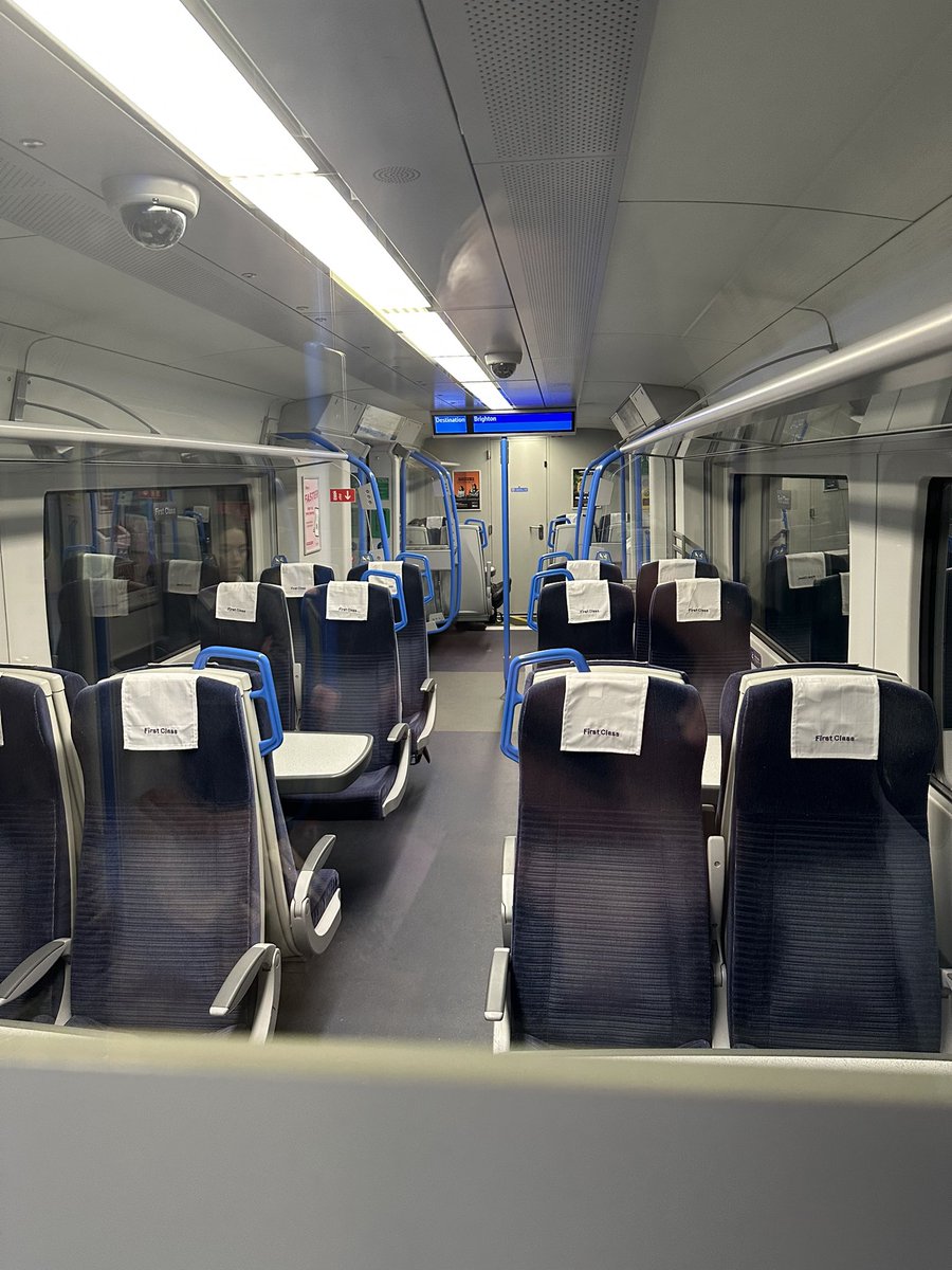 kjzini's tweet photo. @TLRailUK so nice of your staff to lock a carriage on the Thameslink from City Thameslink to Brighton. Staff sat on the train refusing to even talk to passengers https://t.co/hCYmEqjudS