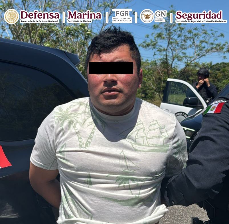el_alcancemx's tweet photo. #Entérate 📱 | El Secretario de Seguridad y Protección Ciudadana, Omar García Harfuch, da a conocer la detencion de Francisco Javier “N”, alias “Guasón", en el kilometro 95 de la Carretera Villahermosa-Ciudad del Carmen.
Uno de los líderes  de células en Tabasco. https://t.co/KfJuGSU4gR