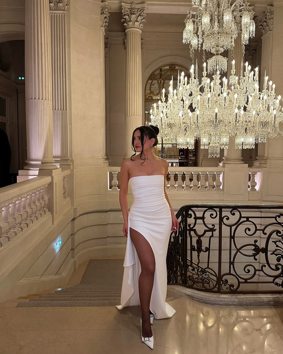 sevaoliStyle's tweet photo. White isn’t just a color—it’s confidence wrapped in elegance. 🤍✨ #ElegantDresses #ClassyDress #WhiteDress https://t.co/CbjcODnVYh