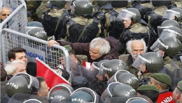 eyy ünlüler, çağlayan adliyesi önüne gidip hiçbir suçu olmayan gençlerimize destek vererek tarihe şöyle bir fotoğraf bırakabilirsiniz..