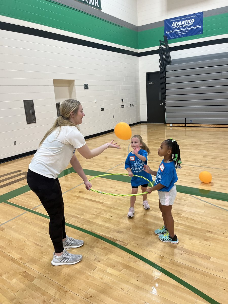 PlayitfwdNE's tweet image. 2 Weeks until Spring Camp!🏐🏀⚽
Sign Up Today! playitforwardne.org
Why choose Play It Forward?
-Have fun learning multiple sports
-Get coached by some of the best high school athletes
in the area
-Learn great lessons during Be Kind Time
-You get to run our…