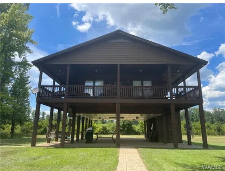AndrewJBoneRE's tweet image. Waterfront paradise an hour from Tuscaloosa, Alabama in Pickens County on Sipsey River (170’ waterfront); connects to Tombigbee River (.5 mile). 3BR/1BA furnished log cabin w/large deck! Artesian well on property. Gated community & boat launch (no HOA). Great weekend retreat!