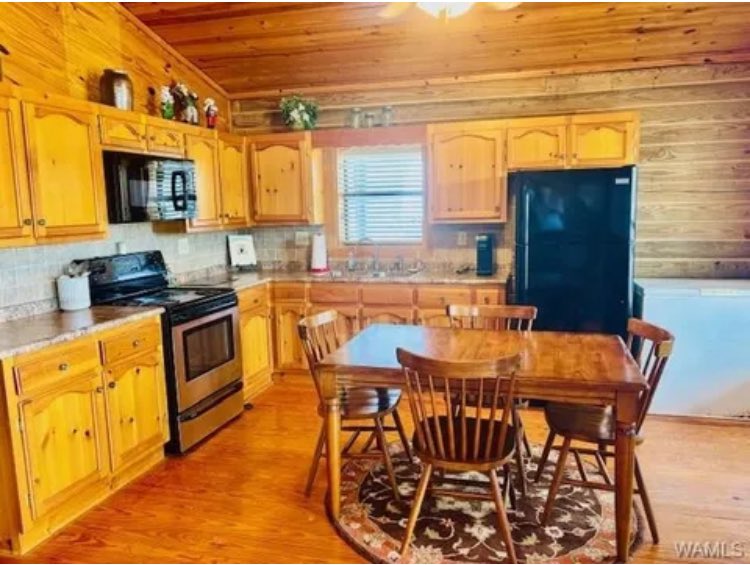 AndrewJBoneRE's tweet image. Waterfront paradise an hour from Tuscaloosa, Alabama in Pickens County on Sipsey River (170’ waterfront); connects to Tombigbee River (.5 mile). 3BR/1BA furnished log cabin w/large deck! Artesian well on property. Gated community & boat launch (no HOA). Great weekend retreat!