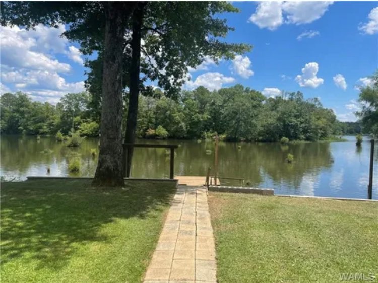 AndrewJBoneRE's tweet image. Waterfront paradise an hour from Tuscaloosa, Alabama in Pickens County on Sipsey River (170’ waterfront); connects to Tombigbee River (.5 mile). 3BR/1BA furnished log cabin w/large deck! Artesian well on property. Gated community & boat launch (no HOA). Great weekend retreat!