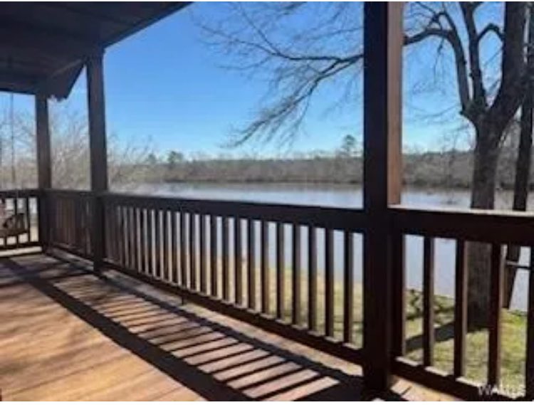 AndrewJBoneRE's tweet image. Waterfront paradise an hour from Tuscaloosa, Alabama in Pickens County on Sipsey River (170’ waterfront); connects to Tombigbee River (.5 mile). 3BR/1BA furnished log cabin w/large deck! Artesian well on property. Gated community & boat launch (no HOA). Great weekend retreat!