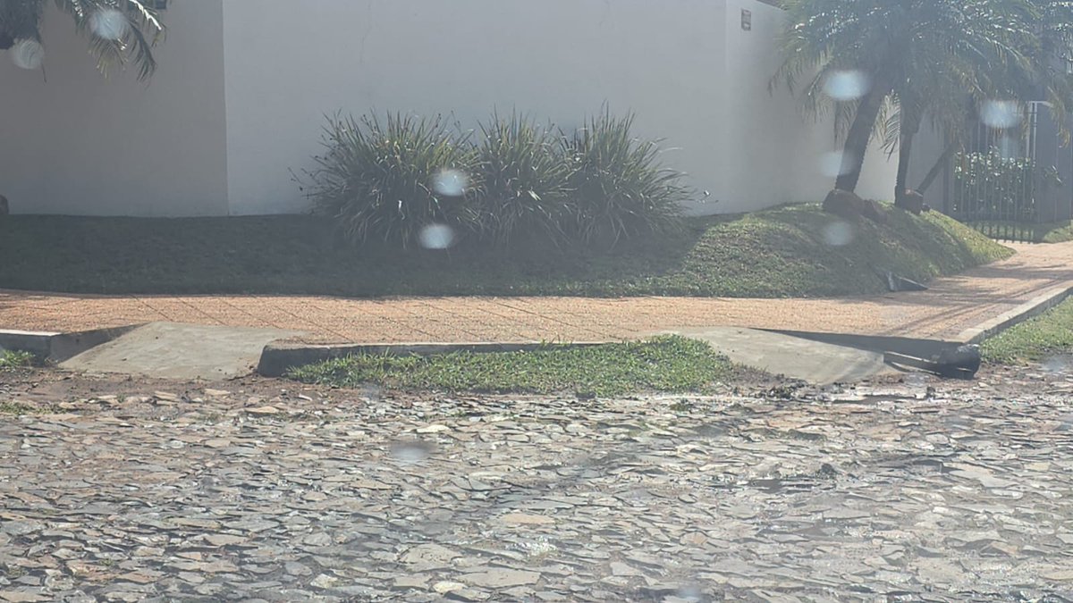 mafercampuzano2's tweet photo. Todo bien con hacer las rampas en las esquina en los Barrios, pero mi pregunta es quien von una silla de rueda, va a cruzar con la malisimo empedrado que tenemos, como se nota que te falta GS, para romper las pelotas @AsuncionMuni @nenechopy https://t.co/uA45H0NMOM