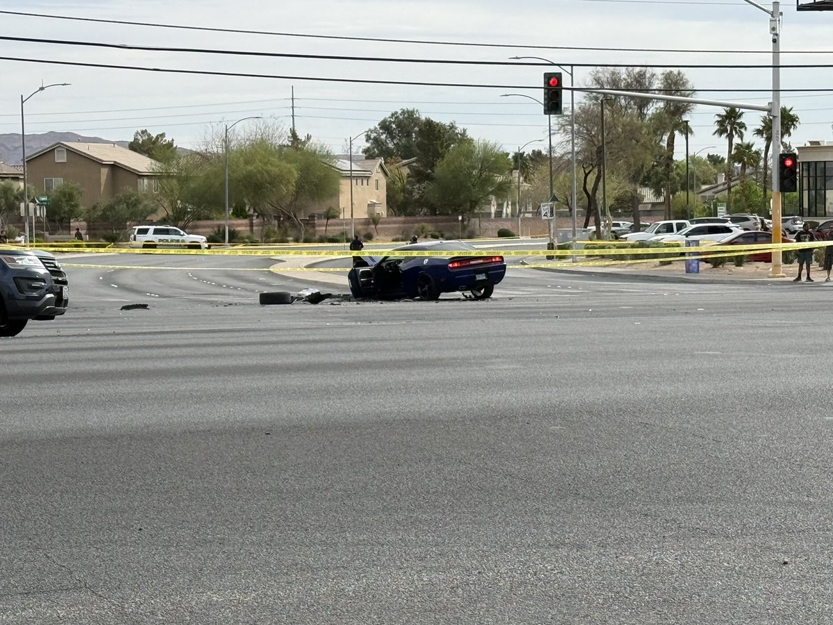 JhovaniNews's tweet image. #DEVELOPING: Heavy police presence at the intersection of Tropicana and Boulder Hwy. At least two cars appear to be involved in a crash. Metro and Henderson police are out here investigating.