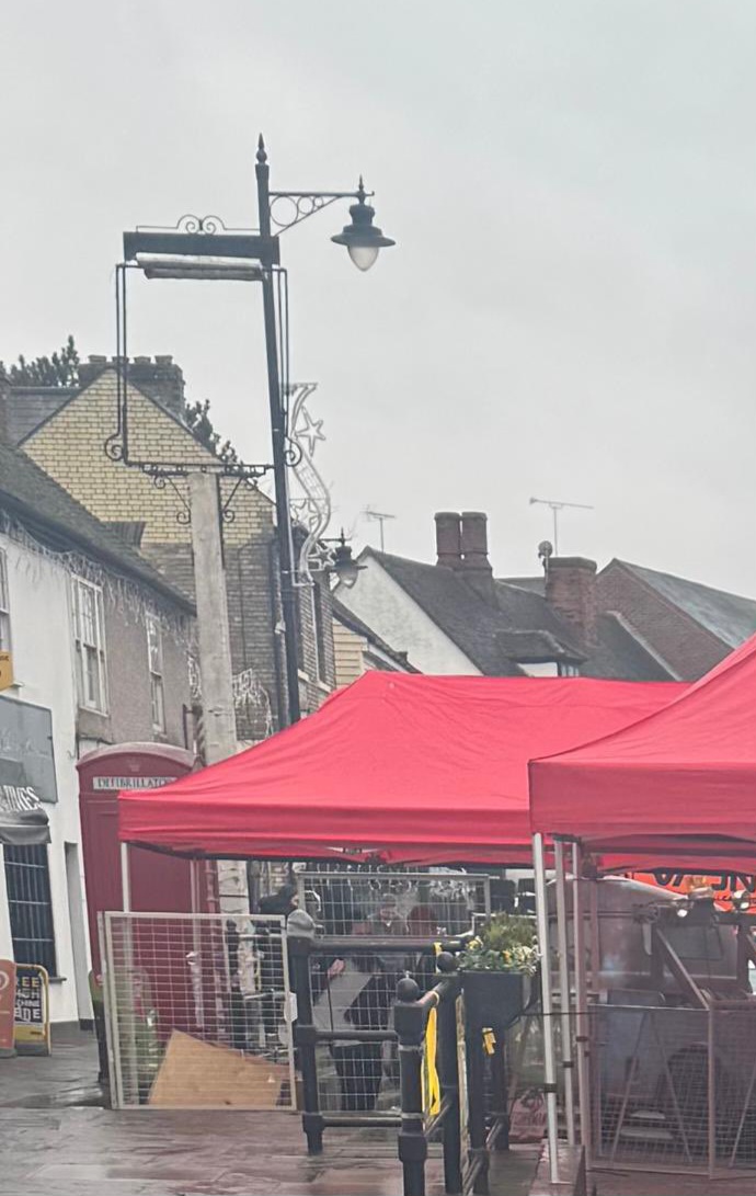 eefnews's tweet photo. The removal of an old-fashioned street light on Ongar High Street which has been replaced with a "ridiculous" looking "totally out of keeping" street light is being raised with highways chiefs by councillor @McivorJaymey .

Read more at https://t.co/Wt9TZPn8XL https://t.co/SQaqn9YVGq