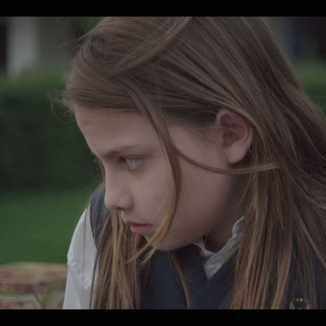 Carmen, deprimida e incapaz de hacerse cargo de sus hijos, espera el regreso de su esposo. Daniel, el hijo menor, recibe una visita inesperada que rebasa los límites de la realidad y de su imaginación. Ana, la hija mayor, vive un rechazo hacia la vida adulta. 🎬

#CQNLMOVIES