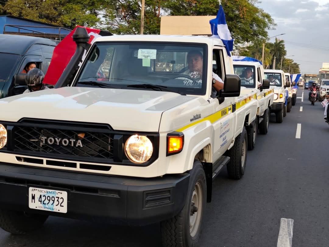 Para seguir fortaleciendo la lucha anti epidémica en todo el país, se han entregado 65 camionetas 🚙✨ que reforzarán las acciones de prevención y respuesta.  

#UnPaís #luchaantiepidémica #SaludParaTodos 🚑🌎
