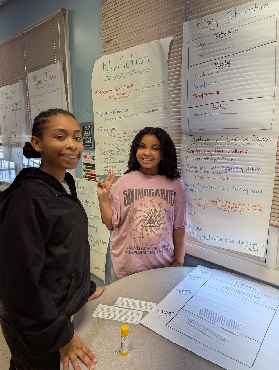 Our 5th graders are hard at work exploring nonfiction essay structures 📚📝🖤💛 <a href="/WeAreHTSD/">WeAreHTSD</a> #HUSKYpride #HTSDpride