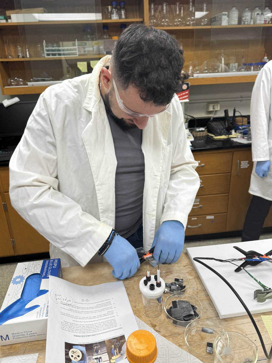 WUEngineering's tweet photo. SR project highlight: A group of Chemical and Materials Engineering students are working on synthesized nanoporous carbons from plastic waste bottles, enhancing their surface area through chemical activation for energy storage in super capacitors! #chemicalengineering https://t.co/G8daGKmzBR