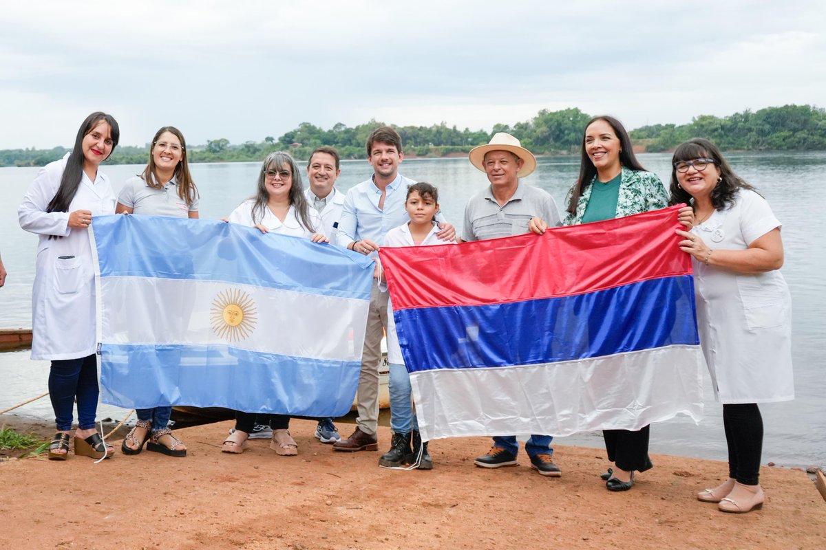 Vicegobernación Misiones (@vicegobmisiones) on Twitter photo 🚤📚 Brenda vive en una isla del Río Uruguay y su educación dependía de una lancha con un motor desgastado. Hoy, eso cambió. Un nuevo motor asegura su derecho a estudiar. "No podía quedarme de brazos cruzados", afirmó <a href="/lucasaromero/">Lucas Romero Spinelli</a>. 💙 #EducaciónParaTodos #Misiones 🚤📚 Brenda vive en una isla del Río Uruguay y su educación dependía de una lancha con un motor desgastado. Hoy, eso cambió. Un nuevo motor asegura su derecho a estudiar. "No podía quedarme de brazos cruzados", afirmó <a href="/lucasaromero/">Lucas Romero Spinelli</a>. 💙 #EducaciónParaTodos #Misiones