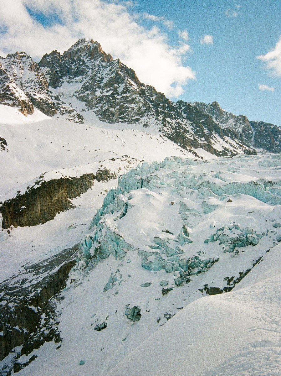 Glacier d’argentière on film

📸 Minolta Dynax 5 // Fujifilm Superia 400

#Minolta #film #35mm #35mmfilm #minoltadynax5 #fujifilm #fujifilmsuperia400 #glacier #argentière #alps #gletscher #alpen #bergwelten #alpes #hautesavoie #74 #france🇫🇷