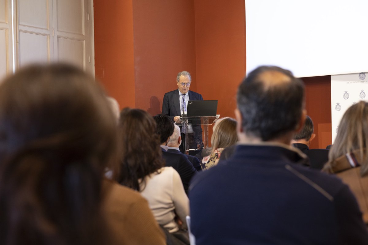 Muchas gracias a <a href="/RAEinforma/">RAE</a> y a su presidente, Santiago Muñoz Machado,  por la celebración de la jornada de formación de la Red Panhispánica de Lenguaje Claro y Accesible. 

Funcionarios y diputados han aprendido de las magistrales palabras del académico Salvador Gutiérrez.