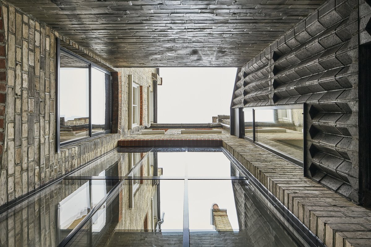 Looking to create a façade that stands out? Ketley Brick Specials are perfect for adding texture and depth to your exterior. ✨

Standard plinth bricks, internal returns and stretchers, were specified on this striking Edwardian terrace extension creating a gothic style façade.