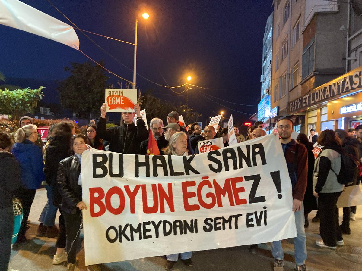 istanbul_tkp's tweet photo. Okmeydanı Semt Evi’nde buluştuk. 
Halkımızın ekmeğine el koyanlara,  çocuklarımızı geleceksiz bırakanlara, gençlerimizin sesine tahammül edemeyenlere karşı, memlekete sahip çıkmak için yürüyoruz. 
Bu halk sana boyun eğmez! https://t.co/C3lQJrUQ6J