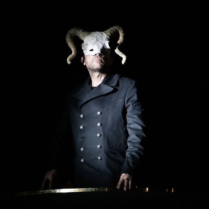 The Magic Flute II: La Malédiction

Damon is wearing a mask made for him by his mum.

photo by Julien Benhamou x <a href="/LidoParis/">Théâtre du Lido</a>