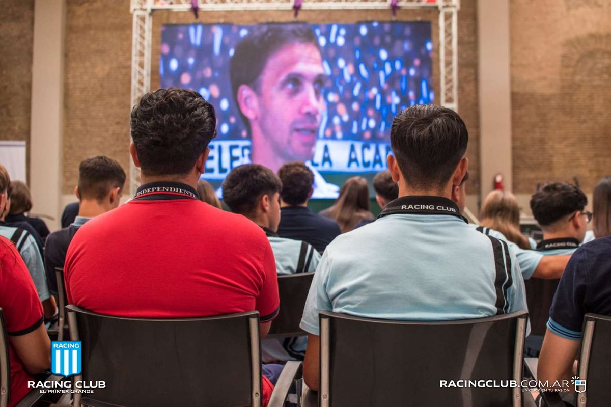 📹 El nieto Carlos D'Elía, hincha y socio de la Academia, charló con estudiantes de los colegios de Racing e Independiente tras la proyección del corto documental sobre su historia, "52", realizado por el <a href="/DptoCultEHistRC/">Racing Club Dpto Cultura e Historia</a>.

👉🏽racingclub.com.ar/cultura/nota/2…

Docu💻youtu.be/9P4MX_agFCs