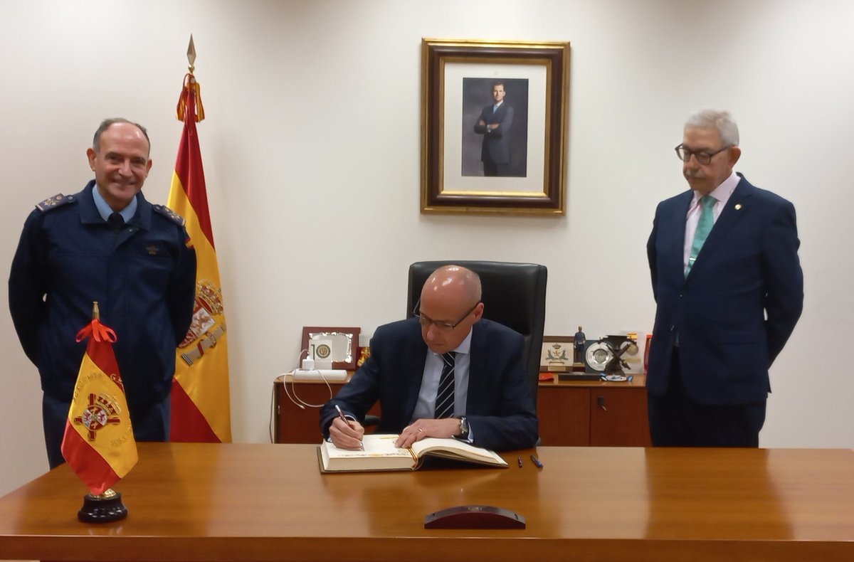 CUDZaragoza's tweet image. El secretario general de Universidades @CienciaGob, Francisco García Pascual @PacoGarciaPasc, visita @CUDZaragoza para conocer la organización y enseñanzas de los Centros Universitarios de la Defensa @Defensagob cud-agm.es/news/item/87