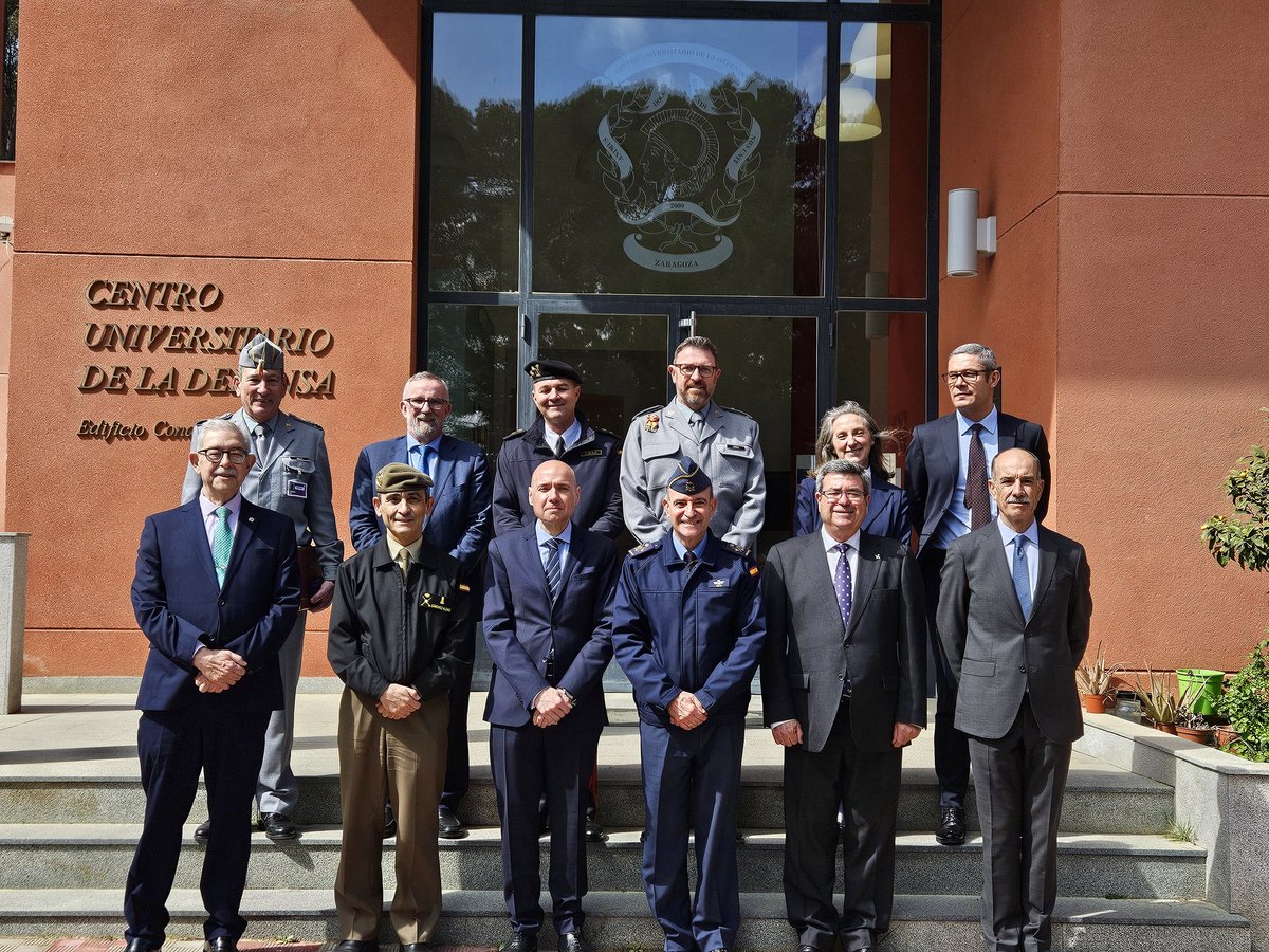 CUDZaragoza's tweet image. El secretario general de Universidades @CienciaGob, Francisco García Pascual @PacoGarciaPasc, visita @CUDZaragoza para conocer la organización y enseñanzas de los Centros Universitarios de la Defensa @Defensagob cud-agm.es/news/item/87
