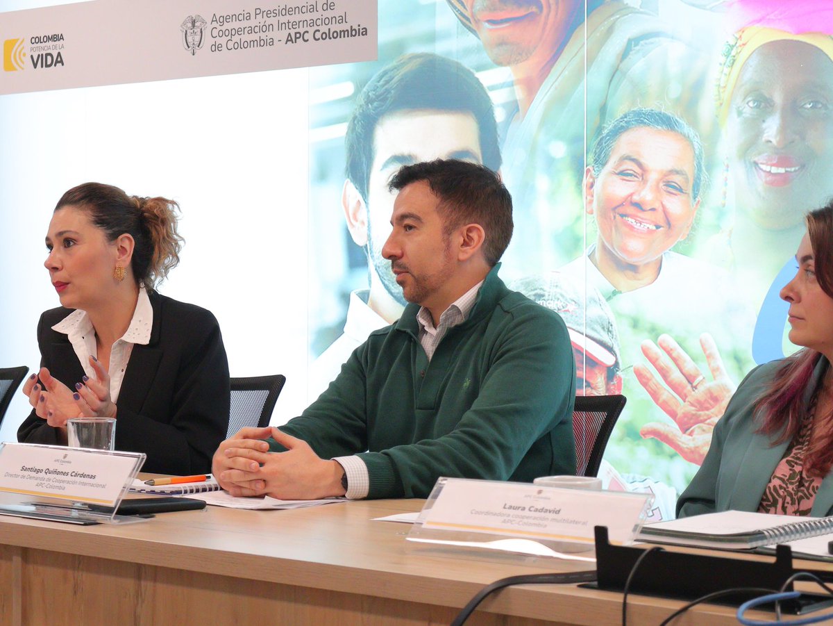 APCColombia's tweet photo. Durante la reunión, socializamos propuestas de trabajo conjunto para fortalecer la articulación entre el @el_BID y #APCColombia, reafirmando nuestro compromiso de potenciar el impacto y buscar nuevas fuentes de cooperación que generen oportunidades para el desarrollo. https://t.co/HKoLehxWOs
