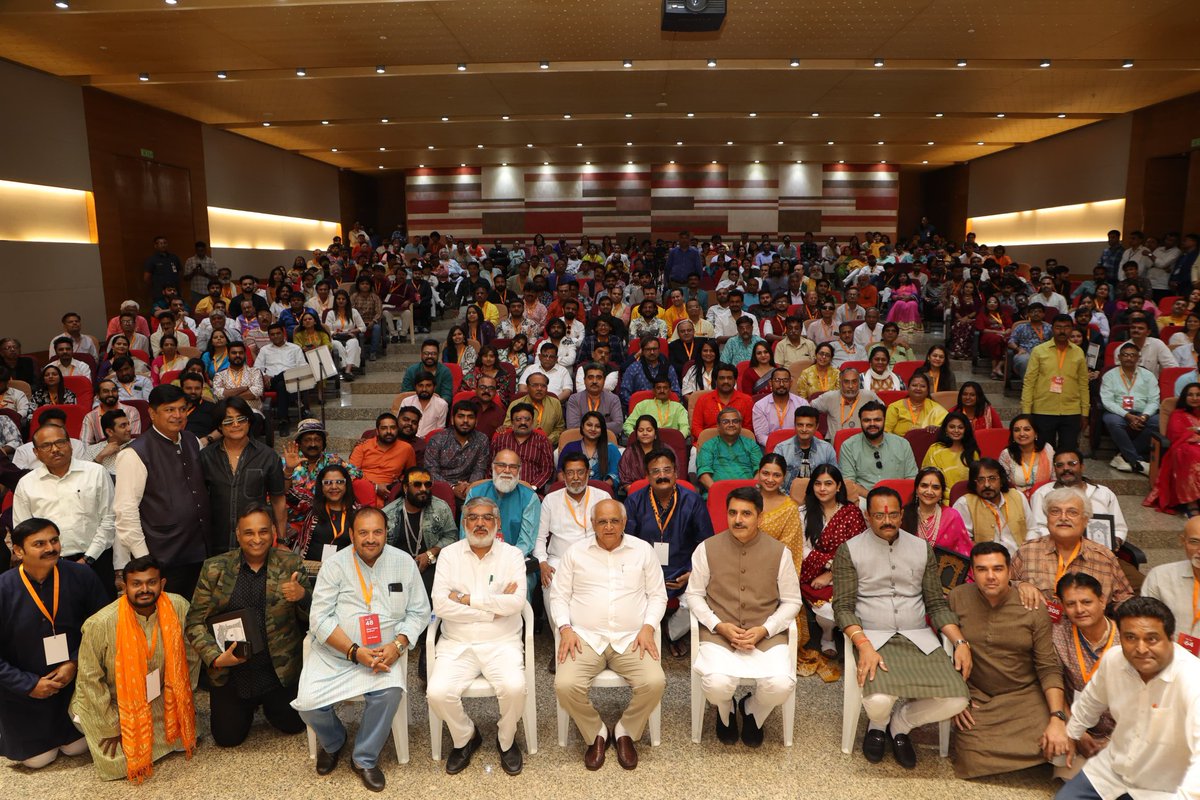 મુખ્યમંત્રી શ્રી ભૂપેન્દ્રભાઈ પટેલ તથા ગુજરાત વિધાનસભાના માનનીય અધ્યક્ષ શ્રી શંકરભાઈ ચૌધરીની પ્રેરક ઉપસ્થિતિમાં આજના વિશ્વ રંગભૂમિ દિવસ નિમિત્તે ગુજરાતના તમામ જિલ્લાઓમાંથી આવેલા વિવિધ ક્ષેત્રના આશરે ચારસો જેટલા કલાકારોનું ગાંધીનગર ખાતે સ્નેહમિલન યોજવામાં આવ્યું હતું.