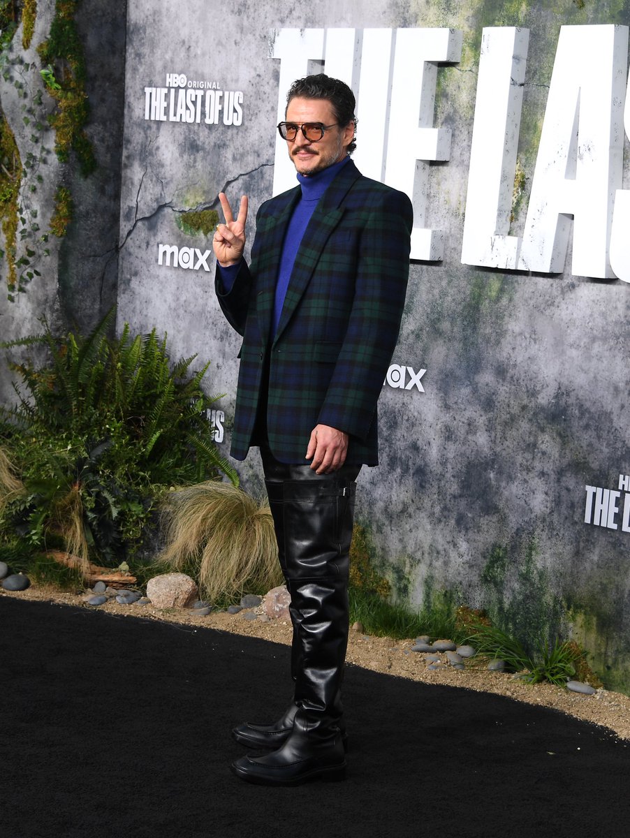 bustle's tweet photo. How do you expect me to work when Pedro Pascal just wore thigh-high boots? https://t.co/tTzg4HUjZT
