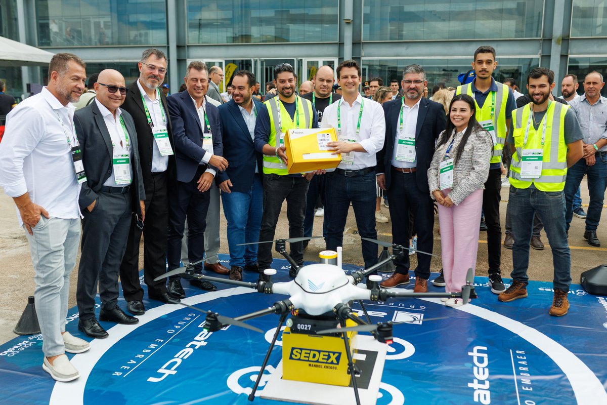 Você viu? 👀

Ontem no #SCECWB25 o Prefeito Eduardo Pimentel recebeu o primeiro delivery dos <a href="/correiosBR/">Correios</a> feito por drone. ✈️

O voo simbólico foi realizado pela Atech, empresa do grupo <a href="/embraer/">Embraer</a>.