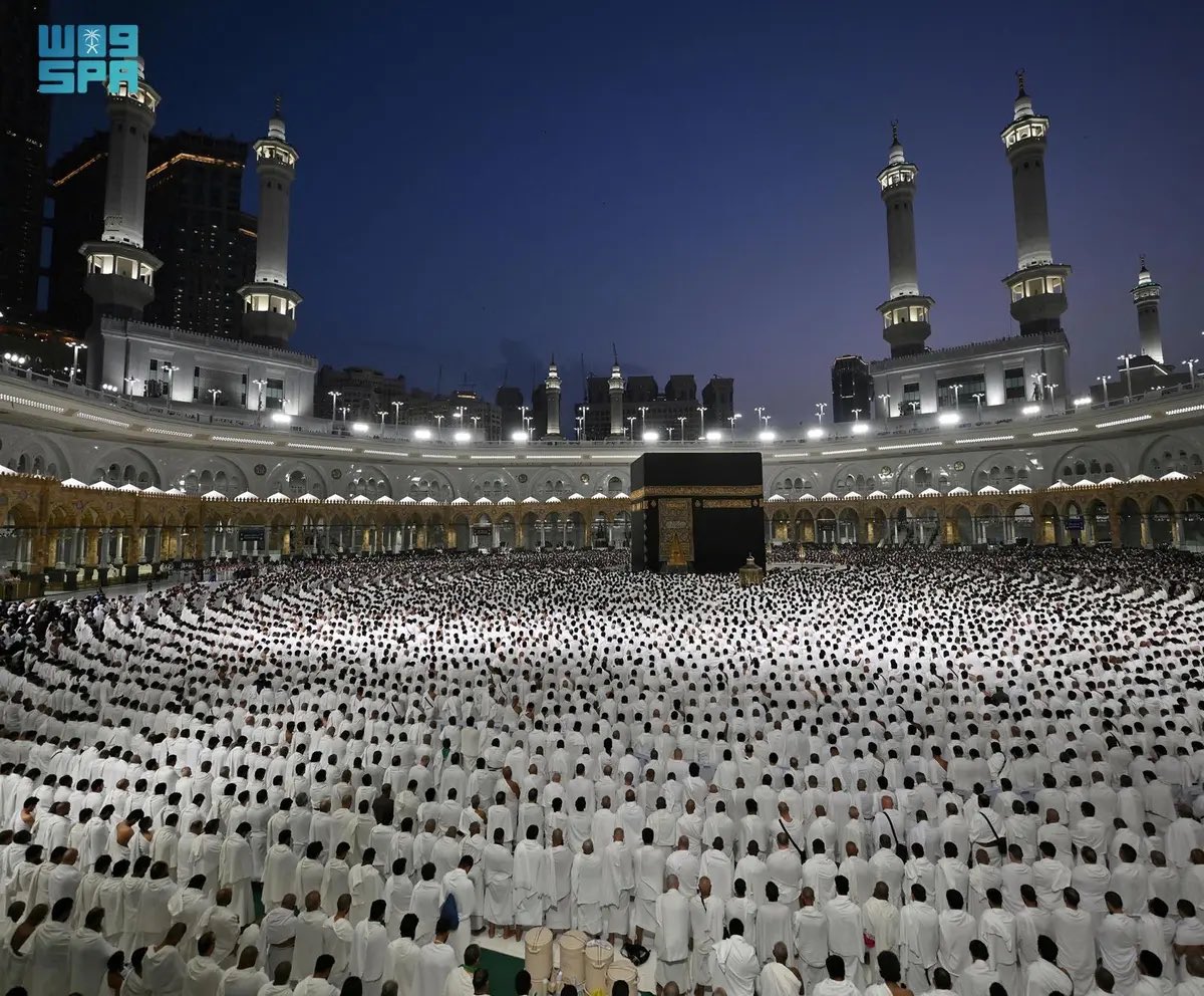 في مشهد مُبهج..

بياض المعتمرين يكسو اليوم المسجد الحرام.

-