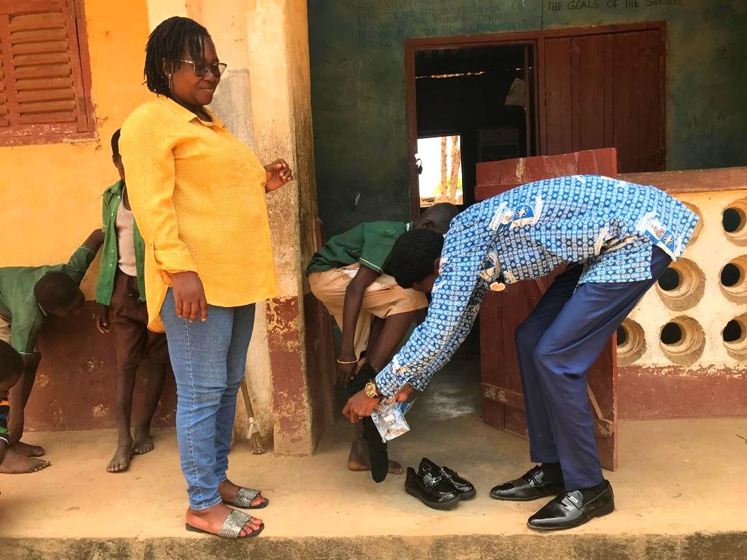 Raykanyiti's tweet photo. Posted a video weeks ago about our (Rotaract Club of UBIDS ,Wa)  Literacy Project in a  village - Pissi here in Upper West.

 A benevolent person in Accra ,an angel on earth identified a student who was barefooted and decided to create some magic 👌🏼⚙️💖💥 *#RotaryIsGood* https://t.co/KiyQkVH1fM