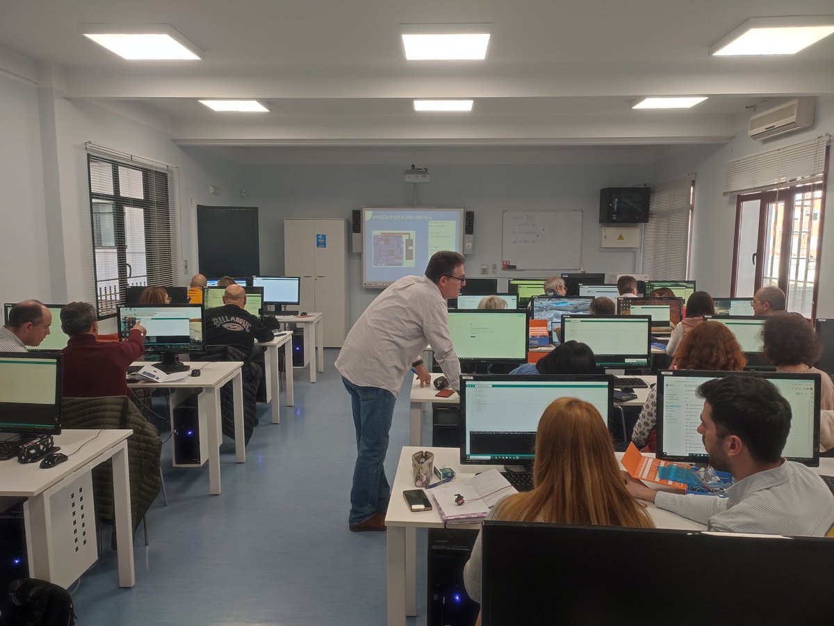 Continuamos con las formaciones de los kits de Arduino UNO R4 WiFi que en breve llegarán a los centros. ¡Las posibilidades que ofrece son infinitas!
#CodigoEscuela4_0_Madrid 
#IF_CMadrid