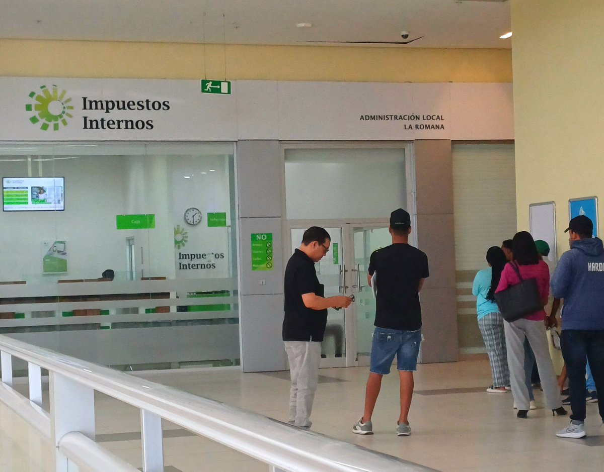 Sres. <a href="/DGii/">Impuestos Internos</a> en la Dirección La Romana (Multiplaza), un solo desorden, la puerta se cierra al mediodía porque todos están almorzando.