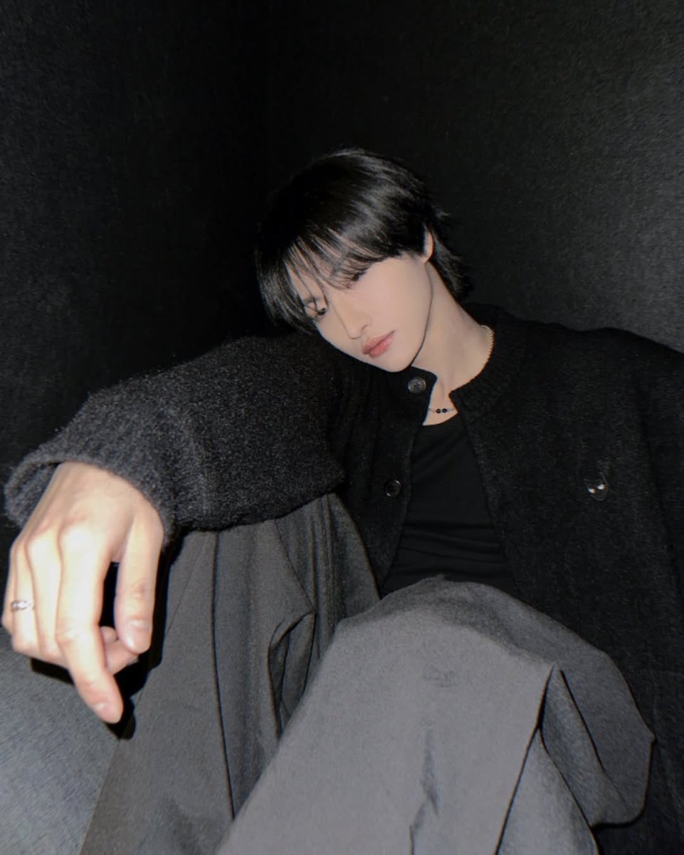 puseonghwa's tweet photo. Do not let him be strayed for a long time—he’s gonna get bored and scratch your couch until it’s torn (I am one mischievous black cat so beware!) 🐈‍⬛ https://t.co/LIvpJ78np2