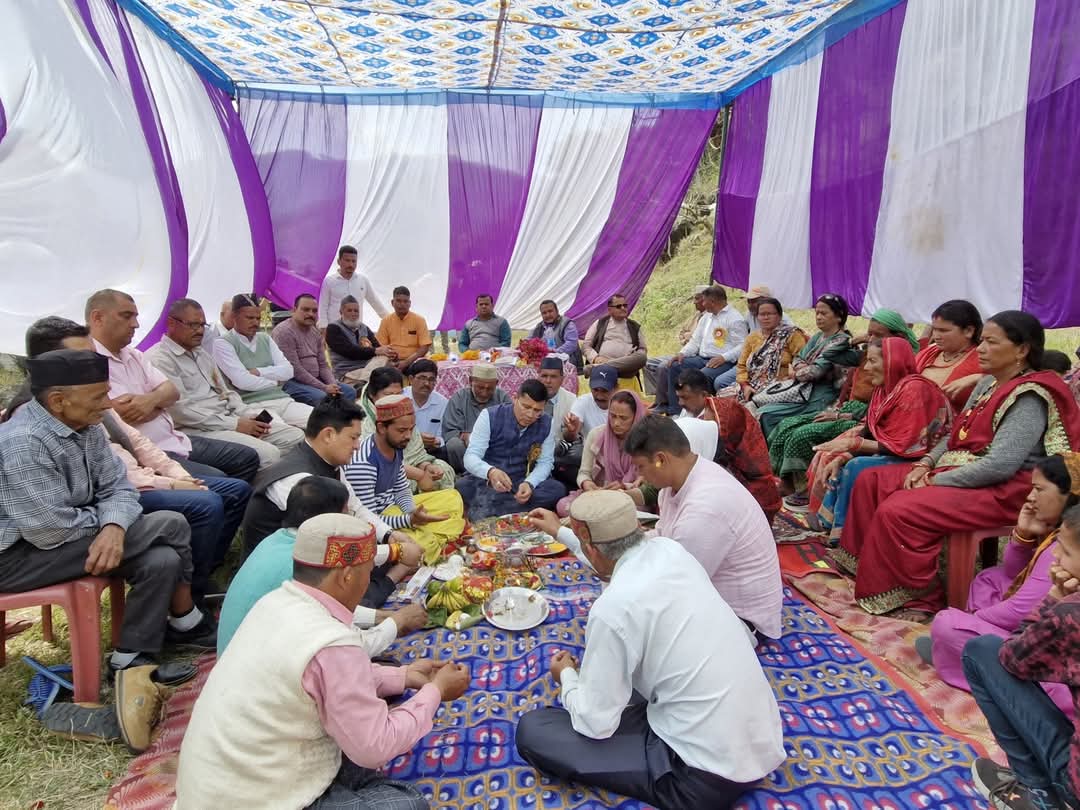 आज विकास खंड कपकोट में मेरी गांव मेरी सड़क योजना के अंतर्गत दो ग्राम पंचायतों के सड़को का भूमि पूजन कर शुभारंभ किया......!!