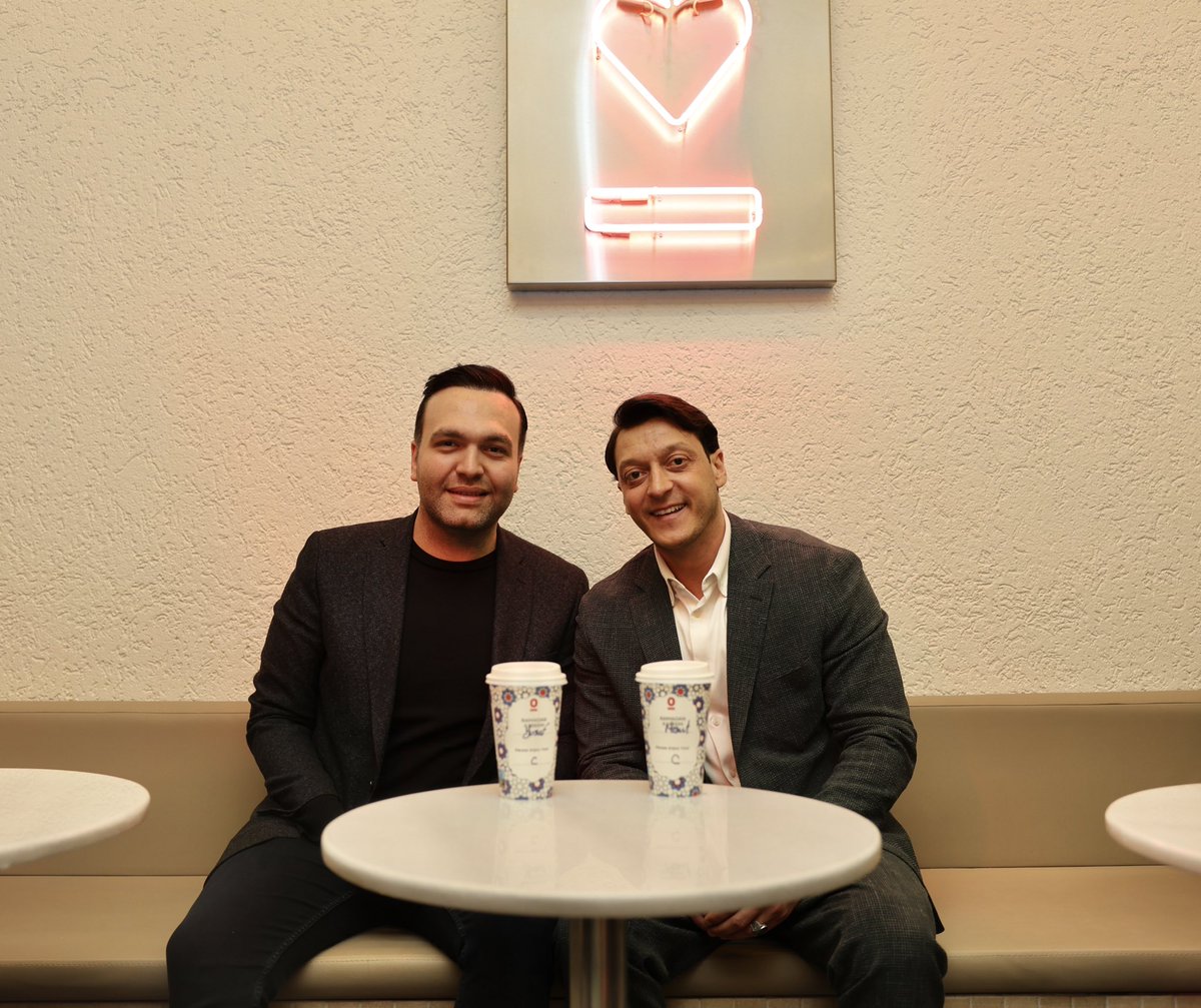 10 numara kahve! <a href="/M10/">Mesut Özil</a> 

Sahada da gönüllerde de kazanmaya devam!⚽️🔥