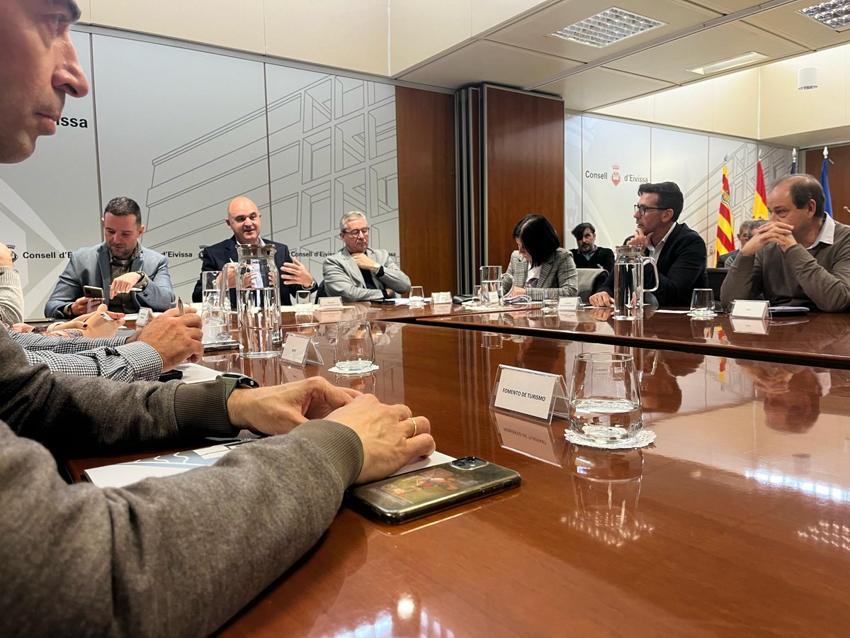 FEH IBIZA FORMENTERA (@fehif) on Twitter photo FEHIF presente en la Mesa contra el Intrusismo del <a href="/Consell_Eivissa/">Consell d'Eivissa</a> , trabajando juntos por un turismo más justo y sostenible.
#Intrusismo #TurismoLegal #Ibiza #CompetenciaLeal FEHIF presente en la Mesa contra el Intrusismo del <a href="/Consell_Eivissa/">Consell d'Eivissa</a> , trabajando juntos por un turismo más justo y sostenible.
#Intrusismo #TurismoLegal #Ibiza #CompetenciaLeal