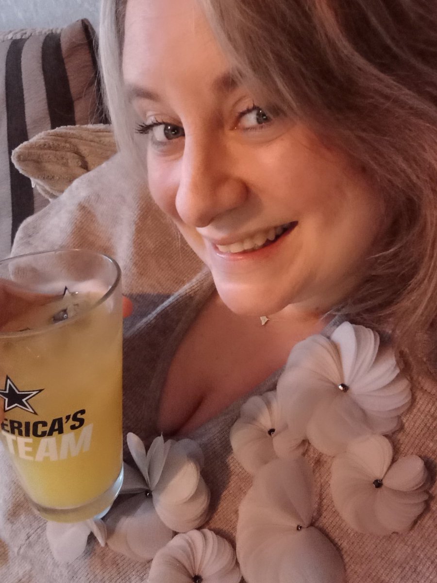 Yayyyyyy my weekend has begun!

The last weekend of March 🥀

Hope everyone has had a good day 😊 

#weekend #me #myfriday