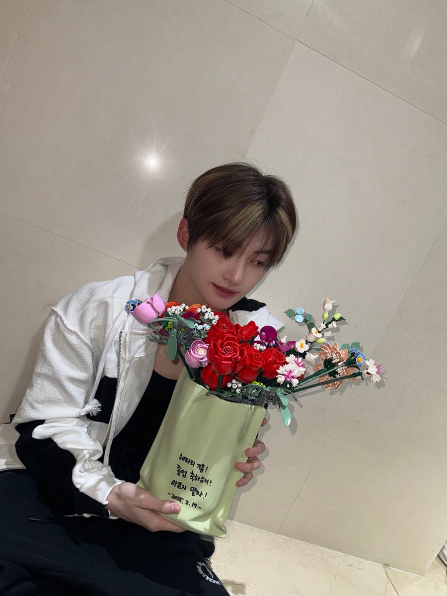 안녕 나의 햇살아 
너의 20번째 생일을 진심으로 축하해

네가 걷는 길이 언제나 정답이길
너의 하루 속엔 언제나 행복만이 가득하길 빌어🍀