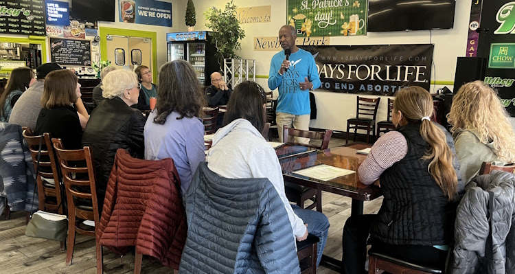 40daysforlife's tweet image. Peaceful prayer is more powerful than politics. 💙 In California—where pro-abortion policies dominate—God is moving hearts. Women are choosing life, students are standing in the gap, and a legacy of prayer is saving lives. Keep going! #40DaysForLife #PrayForLife