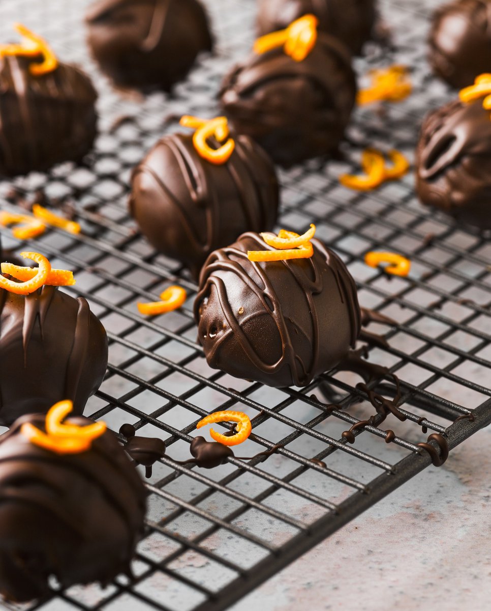 JaffaFruit's tweet image. Nothing says I love you more than a homemade gift for Mother's Day.
Except if it is a homemade Jaffa Orange Chocolate Truffle, now that really does say I love you.

jaffa.co.uk/recipes/jaffa-…

#mothersdaygift #homemadegift #chocolateorange