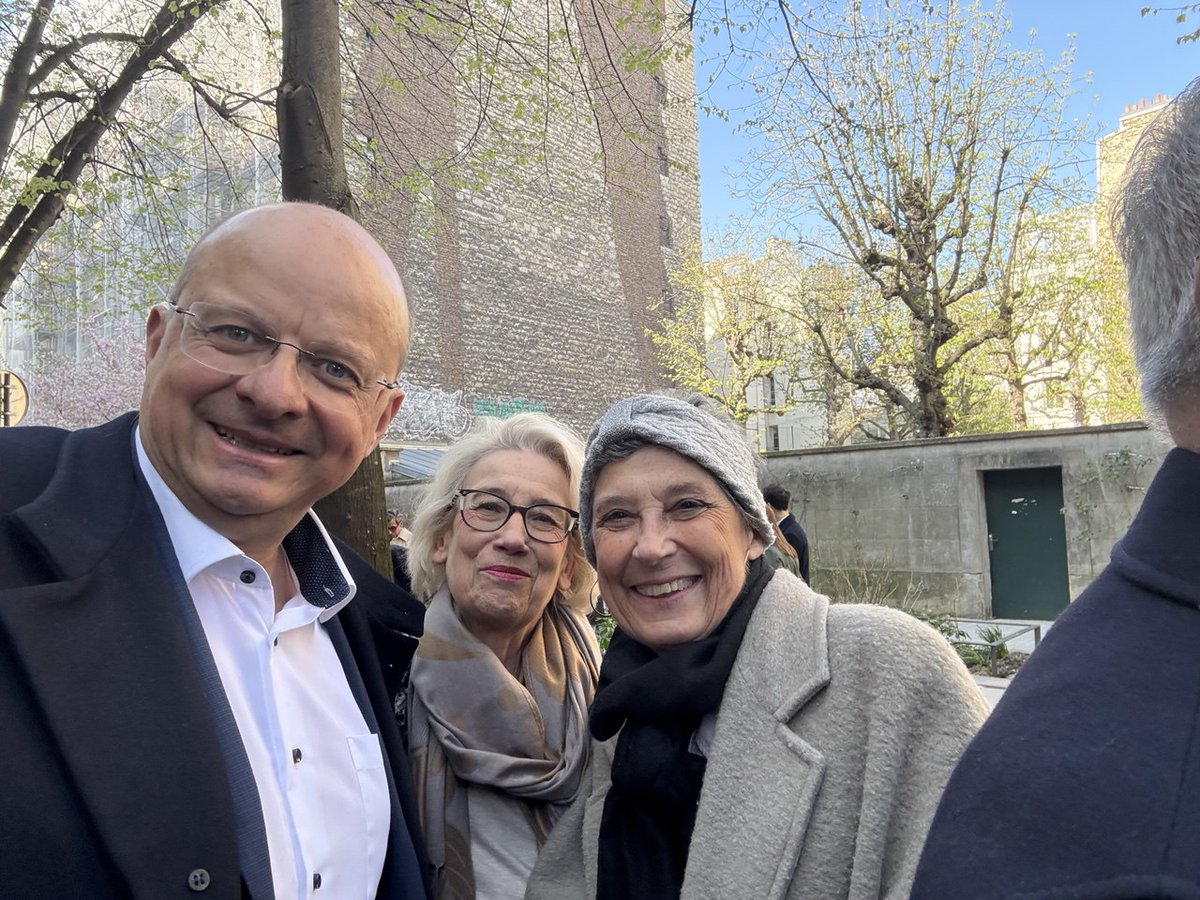 Sylvie Brunet (@syl_brunet) on Twitter photo Très émue d'avoir assisté à l'inauguration de la place Marielle de Sarnez en présence du Premier ministre <a href="/bayrou/">François Bayrou</a> et de la maire de Paris <a href="/Anne_Hidalgo/">Anne Hidalgo</a> aux côtés de mon ancien collègue député européen <a href="/GrudlerCh/">Christophe GRUDLER</a>
Une grande dame qui m'a inspirée dans tout mon parcours. Très émue d'avoir assisté à l'inauguration de la place Marielle de Sarnez en présence du Premier ministre <a href="/bayrou/">François Bayrou</a> et de la maire de Paris <a href="/Anne_Hidalgo/">Anne Hidalgo</a> aux côtés de mon ancien collègue député européen <a href="/GrudlerCh/">Christophe GRUDLER</a>
Une grande dame qui m'a inspirée dans tout mon parcours.