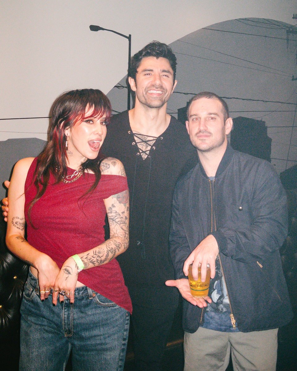 thecataracs's tweet photo. when the friends are forever-ing https://t.co/AfR3zvzKAp