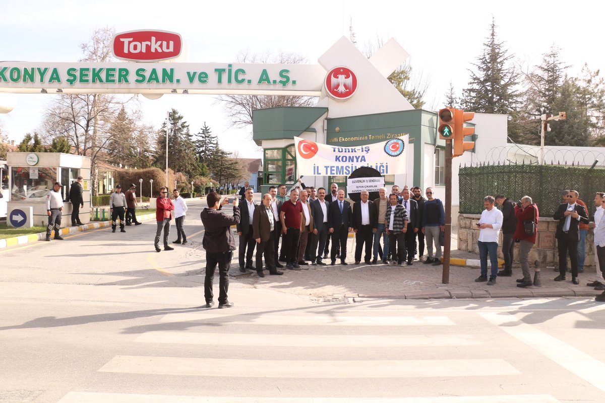Konya Şeker Fabrikasında işten çıkarılan özel güvenlik görevlileri için siyah çelenk bırakıp basın açıklaması gerçekleştirdik

Anadolu Birlik Holding, Simurg Güvenlikte çalışan ve sendikalı oldukları için işten çıkarılan özel güvenlik görevlisi üyelerimiz için Konya Şeker