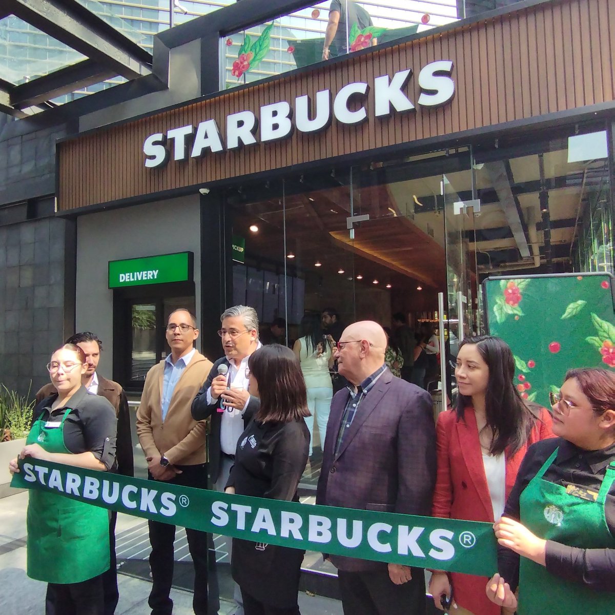 DaimonJS77's tweet photo. @StarbucksMex abrió las puertas de su sucursal 900 🎉🎉🎉 ubicada a unos pasos de Parque Hundido y con una terraza muy cool nos dió la bienvenida. 🌟

@TaggedMx #TaggedMX 

#nadiedicenada #Coffee #starbucks #Cafecito https://t.co/eiMPXueE9V