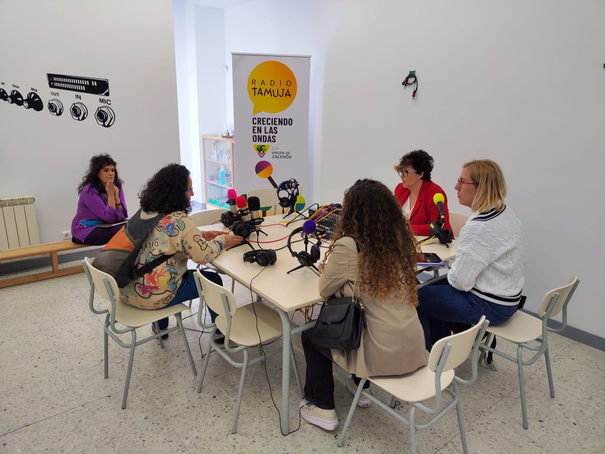 CEIPVdeSacedon's tweet photo. Recibimos al @CrieNaturavila y #craelpizarral dentro del #PIEEFFAMentor para seguir tejiendo redes y mejorar la educación.
Gracias a Cristina, Eva, Marta y Sara por compartir experiencias y buenas prácticas. ¡Seguimos creciendo!
#CuidarmeParaCuidarte #CurandoHistorias #PIEEFFA https://t.co/oDf55gwXfT