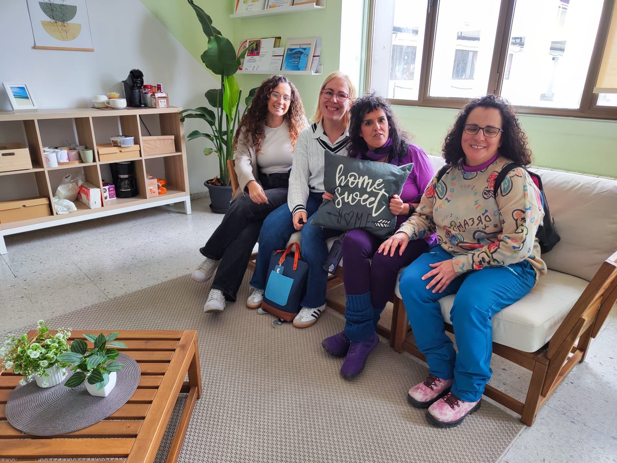 CEIPVdeSacedon's tweet photo. Recibimos al @CrieNaturavila y #craelpizarral dentro del #PIEEFFAMentor para seguir tejiendo redes y mejorar la educación.
Gracias a Cristina, Eva, Marta y Sara por compartir experiencias y buenas prácticas. ¡Seguimos creciendo!
#CuidarmeParaCuidarte #CurandoHistorias #PIEEFFA https://t.co/oDf55gwXfT