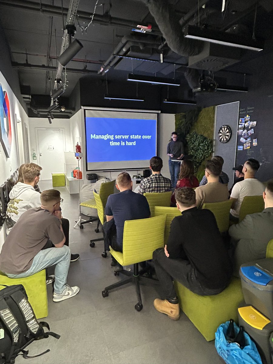 kathrine000's tweet image. @RafalTowarek is on stage with #tanstackquery! #ngKato #angular #meetup
