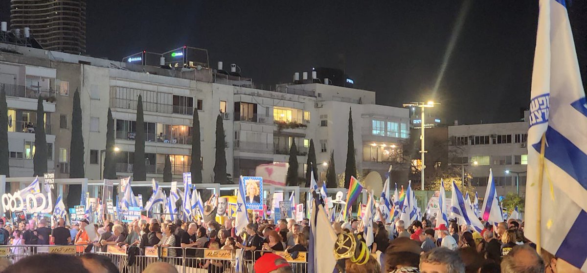 10ème jour consécutif de #manifestations en #Israel contre #Netanyahou, pour protester contre la reprise des combats à #Gaza et le limogeage de #RonenBar. À Tel Aviv, parmi les slogans: « Nous sommes tous des otages » ou encore « Stop à la guerre! »
